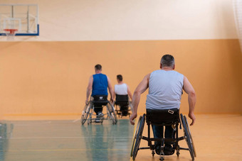 照片轮椅残疾战争退伍军人玩篮球法院