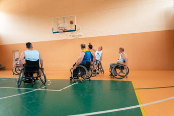 禁用战争退伍军人混合比赛年龄篮球<strong>团队</strong>轮椅玩<strong>培训</strong>匹配体育健身房大厅残疾人康复包容概念