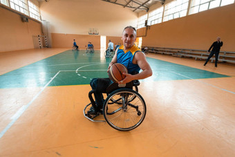 禁用战争工作退伍<strong>军人</strong>混合比赛年龄篮球团队轮椅玩培训匹配体育健身房大厅残疾人康复包容概念