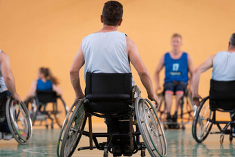 关闭照片轮椅残疾战争退伍<strong>军人</strong>玩篮球法院