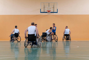 残疾战争退伍军人轮椅专业设备玩篮球匹配大厅概念体育残疾的人