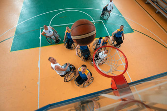 禁用战争工作退伍军人混合比赛年龄<strong>篮球</strong>团队轮椅玩<strong>培训</strong>匹配体育健身房大厅残疾人康复包容概念