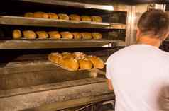 面包店工人采取新鲜烤面包