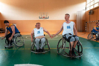 禁用战争退伍军人混合比赛年龄篮球<strong>团队</strong>轮椅玩<strong>培训</strong>匹配体育健身房大厅残疾人康复包容概念