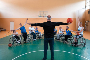<strong>选择器</strong>篮球团队残疾站前面球员显示伸展运动练习开始培训