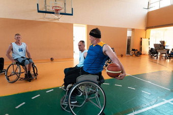 禁用战争退伍<strong>军人</strong>混合比赛年龄篮球团队轮椅玩培训匹配体育健身房大厅残疾人康复包容概念