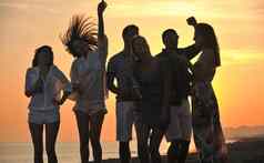 集团年轻的人享受夏天聚会，派对海滩