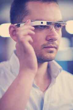 男人。虚拟现实小工具电脑眼镜