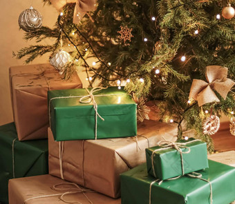 圣诞节假期交付可持续发展的礼物概念绿色礼物盒子包装<strong>环保</strong>包装回收纸装饰圣诞节<strong>树</strong>