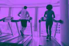 人exercisinng有氧运动跑步机健身房