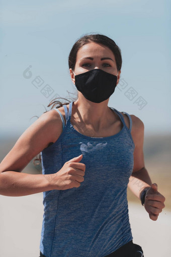确定<strong>健身</strong>女人短衣服穿红色的保护脸面具运行在户外城市冠状病毒爆发科维德物理慢跑活动体育运动<strong>健身</strong>