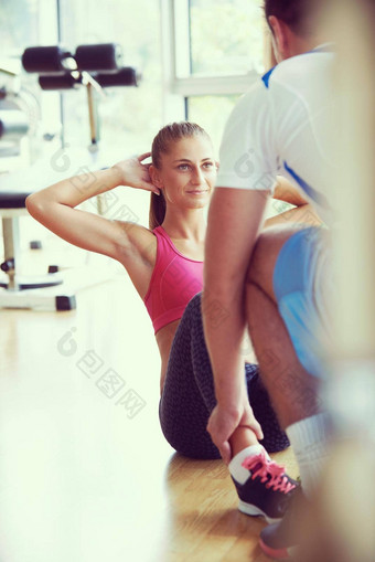 年轻的运动女人教练锻炼健身健身房