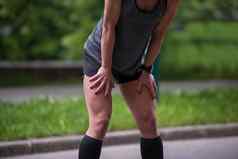 女跑步者气候变暖伸展运动早....培训