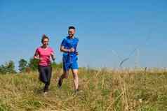 夫妇慢跑健康的生活方式新鲜的山空气