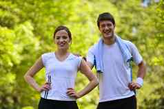 夫妇伸展运动锻炼慢跑