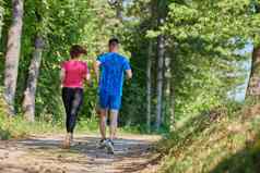 夫妇享受健康的生活方式慢跑国家路