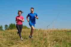 夫妇慢跑健康的生活方式新鲜的山空气
