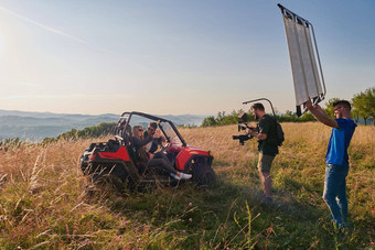 摄影师记录年轻的夫妇享受车车骑山