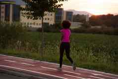 年轻的非洲美国女人慢跑在户外