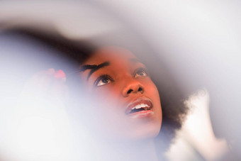 年轻的非裔美国人女人化妆车