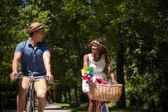年轻的多民族夫妇自行车骑自然