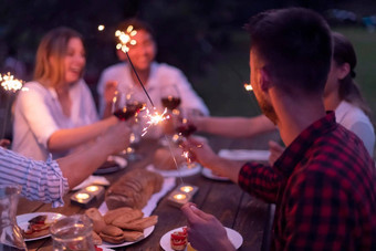 朋友敬酒红色的酒玻璃野餐法国晚餐聚会，派对户外