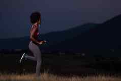 年轻的非洲美国女人慢跑自然