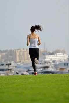 女人慢跑早....