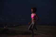 年轻的非洲美国女人慢跑自然