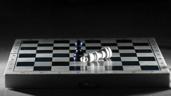 黑色的白色国王国际象棋董事会概念胜利