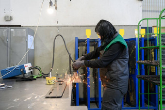 女人工作现<strong>代金</strong>属生产处理行业焊接产品准备数控机