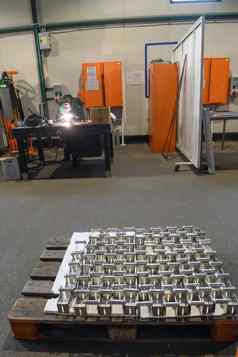 阶段金属铝处理加工过的产品数控机器堆放托盘大现代工厂