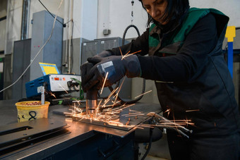 女人工作现<strong>代金</strong>属生产处理行业焊接产品准备数控机