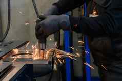 女人工作现代金属生产处理行业焊接产品准备数控机
