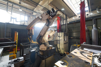 自动焊接机器人机械手臂工作现代汽车部<strong>分工</strong>厂