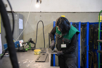 女人工作现代金属生产处理行业焊接产品准备数控机