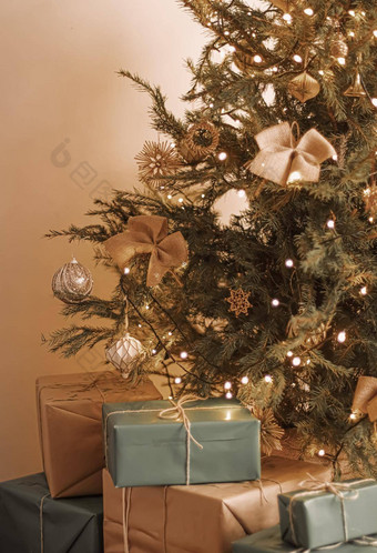 <strong>圣诞节</strong>假期交付可持续发<strong>展</strong>的礼物概念古董礼物盒子包装环保包装回收纸装饰<strong>圣诞节</strong>树