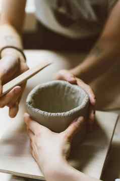 女人使陶瓷陶器手特写镜头焦点陶工手掌陶器