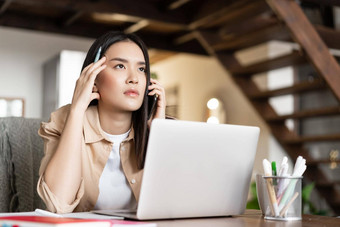 亚洲女人工作首页回答电话调用听脸客户端坐着移动PC