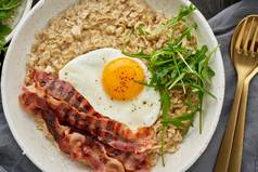 燕麦片炸蛋炸培根平衡蛋白质脂肪碳水化合物平衡食物
