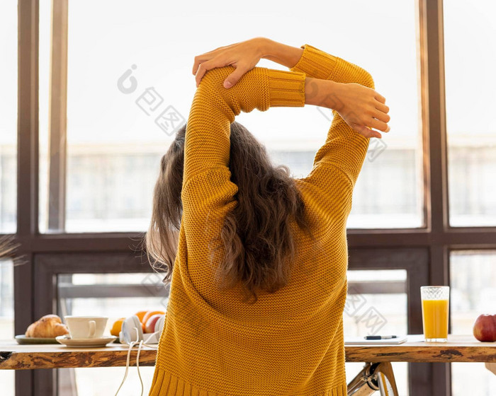 回来视图不知名的年轻的女人僵硬的肌肉紧张的关节疼痛