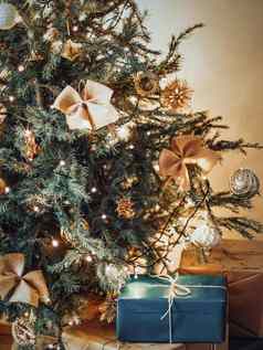 圣诞节假期交付可持续发展的礼物概念海军蓝色的礼物盒子包装环保包装回收纸装饰圣诞节树