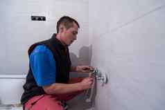 专业水管工工作浴室