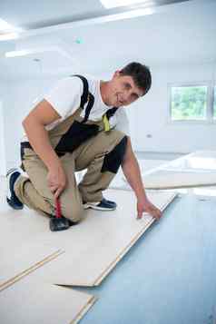 专业工人安装层压木地板上