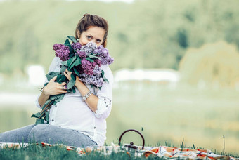 肖像快乐怀孕了女人花束紫丁香图片