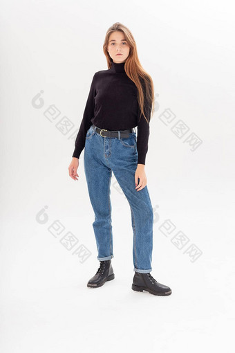 年轻的有吸引力的高加索人女人长头发黑色的<strong>高领毛衣</strong>蓝色的牛仔裤