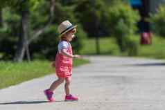 女孩在跑步夏天公园