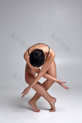 工作室照片美丽的女人芭蕾舞女演员穿着黑色的两<strong>件套</strong>泳衣跳舞元素灰色的背景