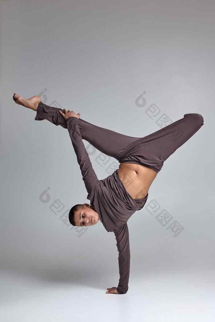 照片运动男人芭蕾舞舞者穿着灰色的运动服使
