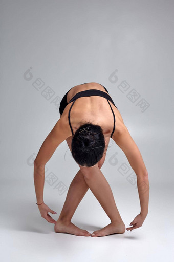 工作室照片美丽的女人芭蕾舞女演员穿着黑色的两<strong>件套</strong>泳衣跳舞元素灰色的背景